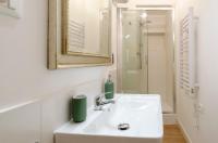 A bathroom at JOIVY Ideal Flat near Aquarium