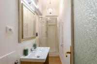 A bathroom at JOIVY Ideal Flat near Aquarium