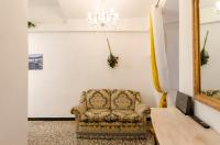 A seating area at JOIVY Ideal Flat near Aquarium
