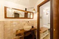 A bathroom at JOIVY Ideal Flat near Aquarium