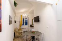 A television and/or entertainment centre at JOIVY Ideal Flat near Aquarium