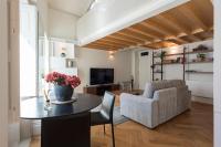 TV a/nebo společenská místnost v ubytování Flores City Retreat