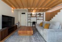 TV a/nebo společenská místnost v ubytování Flores City Retreat