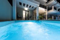 Bazén v ubytování Ammos Luxury Apartments nebo v jeho okolí
