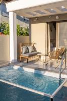Bazén v ubytování Ammos Luxury Apartments nebo v jeho okolí