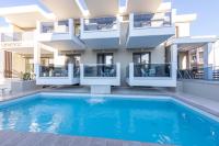 Bazén v ubytování Ammos Luxury Apartments nebo v jeho okolí