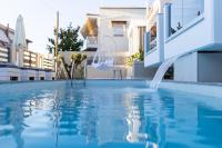Bazén v ubytování Ammos Luxury Apartments nebo v jeho okolí