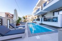 Bazén v ubytování Ammos Luxury Apartments nebo v jeho okolí