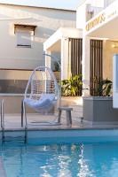 Bazén v ubytování Ammos Luxury Apartments nebo v jeho okolí