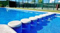 Bazén v ubytovaní Apartamento diseño con jardín privado a 100 metros del mar alebo v jeho blízkosti