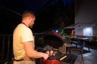 Gril dostupný pro hosty v apartmánu