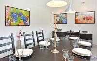 En restaurant eller et andet spisested p&aring; 5 Bedroom Gorgeous Home In Bisko