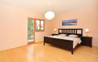 En eller flere senge i et v&aelig;relse p&aring; 5 Bedroom Gorgeous Home In Bisko