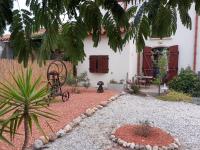 a garden with a bench in front of a house at Bompastor in Bompas