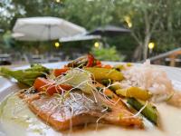 een bord met rijst, vlees en groenten bij Les Chalets de Labeaume in Labeaume