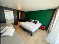 1 dormitorio con cama y pared verde en Hotel &amp; Spa Marina d&#39;Adelphia, en Aix-les-Bains