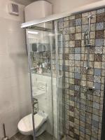 ein Bad mit einer Dusche und einem WC in der Unterkunft Málna Apartman Juventus in Balatonföldvár