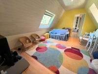 Część wypoczynkowa w obiekcie Grande maison familiale à 800m de la plage de Kermor avec jardin - FR-1-481-122