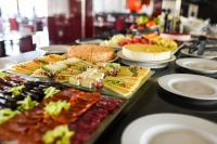 Un buffet con muchos tipos diferentes de comida en una mesa. en Aquashow Park Hotel, en Quarteira