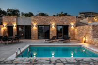 Bazén v ubytovaní Fari Stone Villas alebo v jeho blízkosti