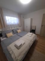 Łóżko lub łóżka w pokoju w obiekcie Opál Apartman