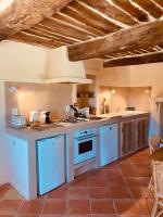 Kuchyňa alebo kuchynka v ubytovaní La Bastide des Oliviers Provence - Mirabel aux Baronnies