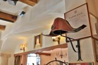 サン・ヴァリエ・ド・ティエにあるロジ ル ルレ インペリアルの部屋に飾られたカウボーイハット