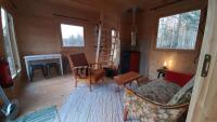 Posezení v ubytování Raistiko Talu- Farmhouse, off-grid cabin and more