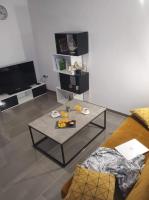 TV a/nebo společenská místnost v ubytování New apartment Vir, 200m from beach