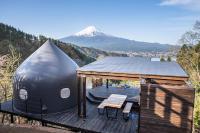 una casa en una cúpula en una terraza con una montaña en el fondo en つながるキャンプリゾートQOONEL+, en Fujikawaguchiko