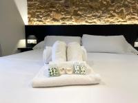 A bed or beds in a room at Ultreia Seven Rooms by Adeloló