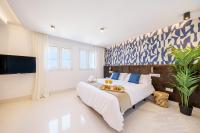 Posteľ alebo postele v izbe v ubytovaní NEAR BEACH Stunning Views & Comfort