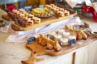 Un buffet de postres y pasteles en una mesa. en Lebada Luxury Resort & Spa, en Crisan