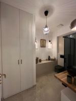 Televízia a/alebo spoločenská miestnosť v ubytovaní Apartment Place