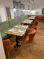 Un comedor largo con una mesa larga y sillas. en Hotel Radetzky, en Sankt Gilgen