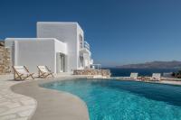 Bazén v ubytovaní Mykonos Esti Luxury Villas alebo v jeho blízkosti
