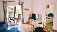 Televízia a/alebo spoločenská miestnosť v ubytovaní Bamboo House