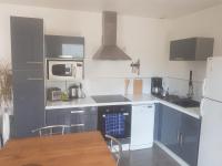 Kuchnia lub aneks kuchenny w obiekcie Joli appartement 50 m2 classé 3 etoiles avec terrasse et jardin