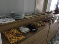 Una línea de buffet con un montón de comida. en inDİANA HOTEL, en Van
