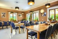 Un comedor con mesas y sillas y ventanas. en Zajazd Karłów Restauracja & Pokoje Gościnne, en Karłów