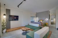 Televízia a/alebo spoločenská miestnosť v ubytovaní Selin Luxury Residences