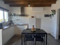 Kuchyň nebo kuchyňský kout v ubytování Apartamento en Mala con vista al mar