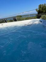 Bazén v ubytovaní Podgora Experience Suite with jacuzzi alebo v jeho blízkosti