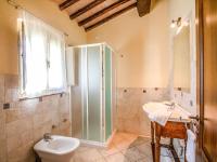 Łazienka w obiekcie Apartment Il Granaio by Interhome