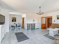 Televízia a/alebo spoločenská miestnosť v ubytovaní Holiday Home Lago by Interhome