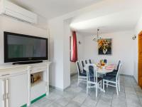 Televízia a/alebo spoločenská miestnosť v ubytovaní Holiday Home Lago by Interhome