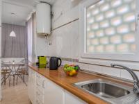 Kuchyň nebo kuchyňský kout v ubytování Apartment Benasol-1 by Interhome
