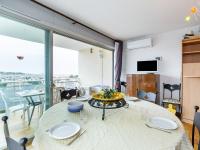 Televízia a/alebo spoločenská miestnosť v ubytovaní Apartment Les Côteaux du Préconil-5 by Interhome