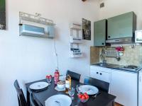 Kuchnia lub aneks kuchenny w obiekcie Apartment Les Cyprès by Interhome