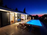 Bazén v ubytování Mandevilla Hillside Luxury Villas nebo v jeho okolí